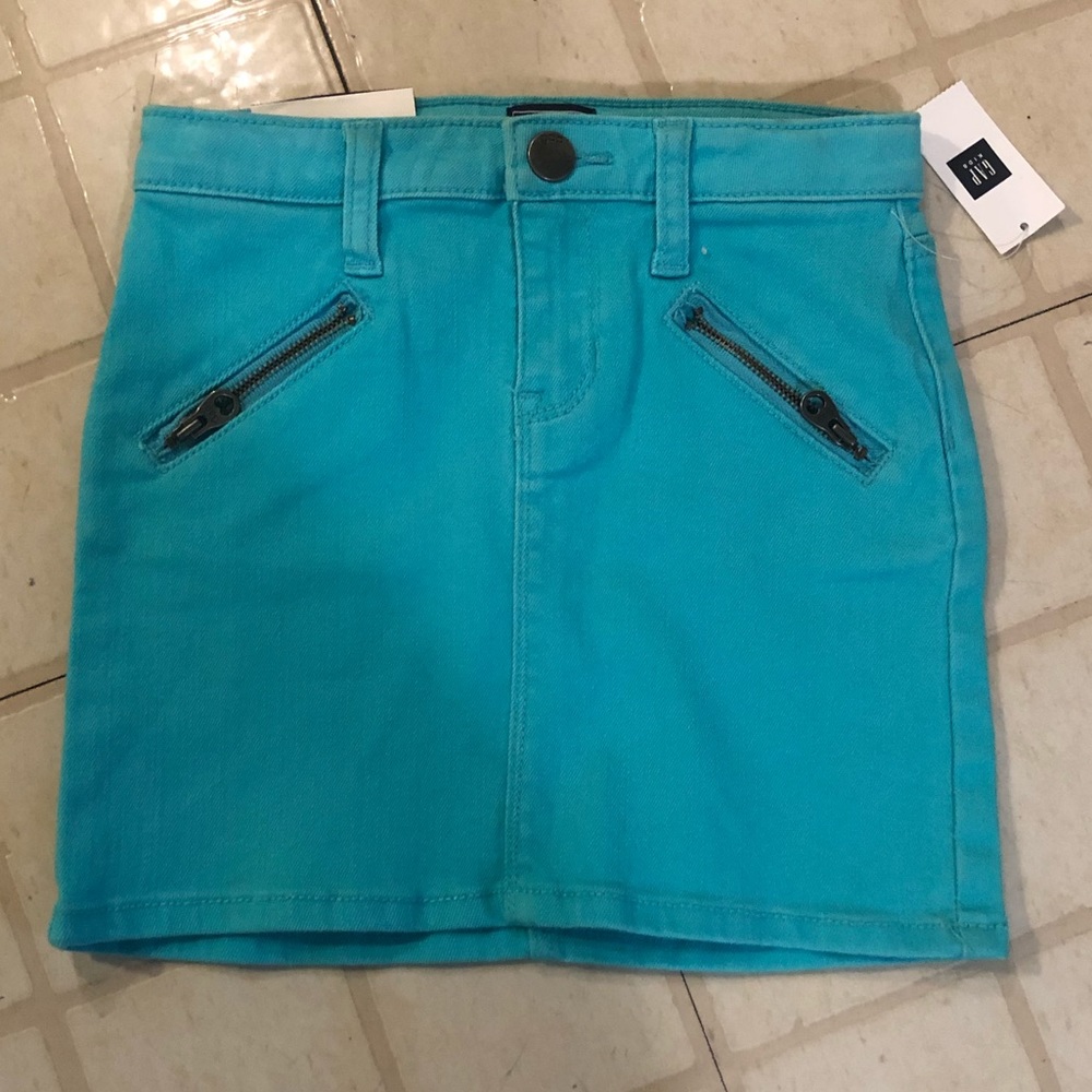 A size 5 Gap Kids blue skirt.